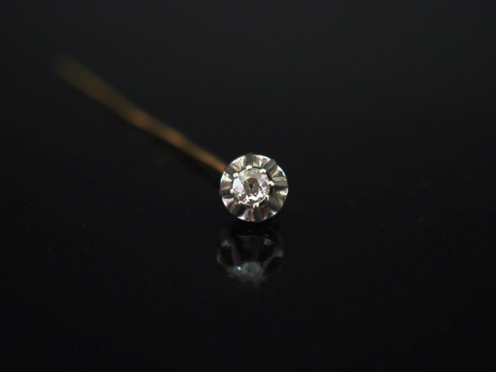 Epingle en or jaune 750, sertie d'un diamant pesant 0,10 ct environ. L