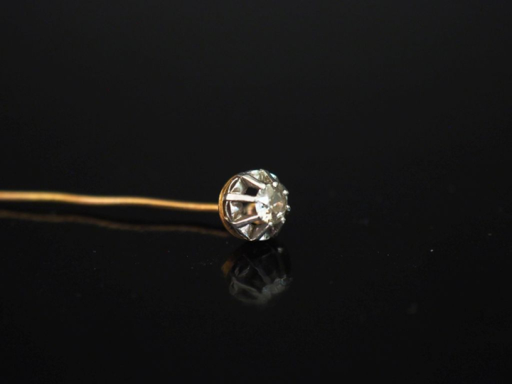 Epingle en or jaune 750, sertie d'un diamant pesant 0,10 ct environ. L