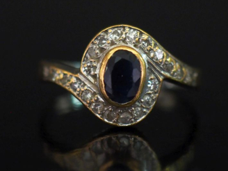 Vente aux enchères Bague de forme tourbillon en or jaune 750, sertie en son centre d'un s