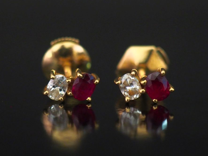 Paire de puces d'oreilles en or jaune 750, serties d'une pierre rouge 