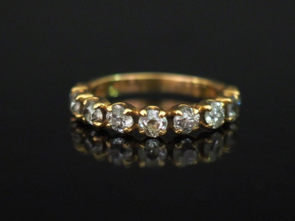 Vente aux enchères Demi-alliance en or jaune 750, sertie d'une ligne de neuf diamants tai