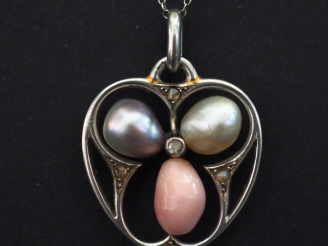 Vente aux enchères Chaine en or blanc 750, maille forçat, et son pendentif en or blanc 75