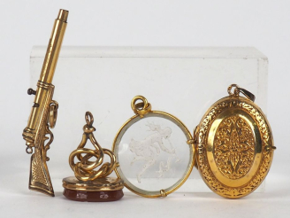 Vente aux enchères 4 différents pendentifs en or, métal doré, pierre dure et verre. L. 5 
