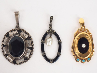 Vente aux enchères Pendentif Art déco en émail noir, brillants et perle baroque, monture 