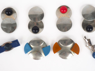 Vente aux enchères 8 différentes broches de style Art Déco en métal argenté et compositio
