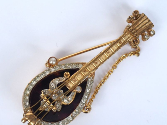 Vente aux enchères MANDLE. Broche en métal doré, écaille et verroteries à l'imitation du 