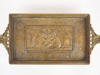 Vente aux enchères Plateau en bronze à décor de scène de la mythologie grecque.  Signé E.