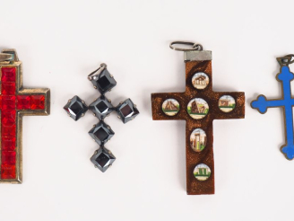 Vente aux enchères 4 différentes croix en verroterie, métal et micromosaïque. H. de 3,5 à