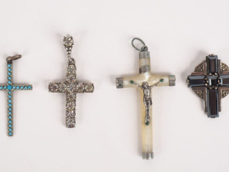 Vente aux enchères 4 différentes croix en métal argenté, nacre, verroterie et émail. H. d