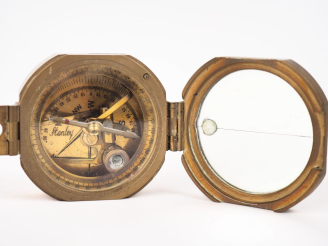 Vente aux enchères STANLEY London. Boussole de marine en laiton. Signée. Dim. 3,5 x 7 x 7