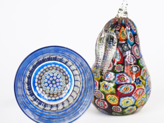 Vente aux enchères Un verre et un presse papier en forme de poire en sulfure. H. (verre) 