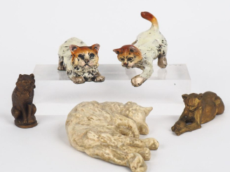 Vente aux enchères Van ROZEN pour LACHENAL. "Chat". Sujet en céramique signé. (Restaurati