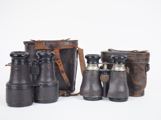 Vente aux enchères 2 différentes paires de jumelles anciennes gainées de cuir dans leur é