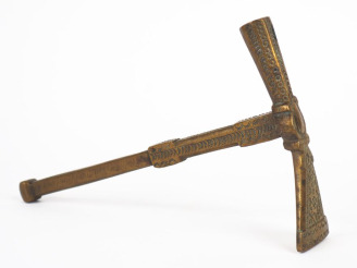 Vente aux enchères Marteau à sucre en bronze à décor de motifs géométriques. Dim. 20 x 12