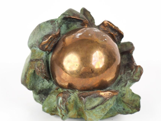 Vente aux enchères Anita TULLIO. "Sphère". Sujet en bronze double patine, monogrammé. H. 