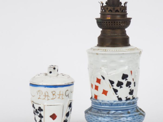 Vente aux enchères Un pot à tabac et une lampe à pétrole en porcelaine polychrome à décor