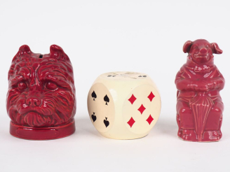 Vente aux enchères 3 différentes tirelires en céramique et bois en forme de chien, de coc