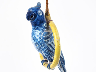 Vente aux enchères Sujet XIXème en faïence polychrome  "perroquet sur son perchoir". Dim.