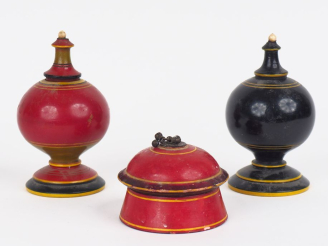 Vente aux enchères Paire d'encriers début Xxème en bois tourné et laqué rouge et noir. H.