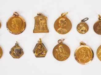Vente aux enchères 12 différentes médailles religieuses en métal doré ou plaqué.