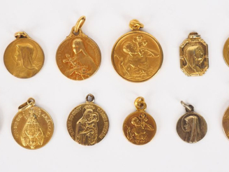 Vente aux enchères 12 différentes médailles religieuses en métal doré ou plaqué.