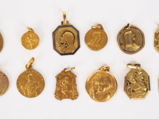 Vente aux enchères 12 différentes médailles religieuses en métal doré ou plaqué.