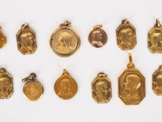 Vente aux enchères 12 différentes médailles religieuses en métal doré ou plaqué.