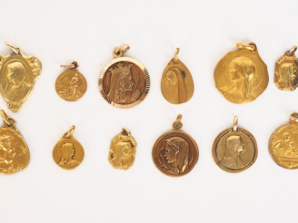 Vente aux enchères 12 différentes médailles religieuses en métal doré ou plaqué.