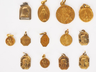 Vente aux enchères 13 différentes médailles religieuses en métal doré ou plaqué.