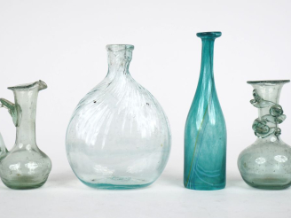 Vente aux enchères 2 vases soliflores, une bouteille miniature, une verseuse miniature en