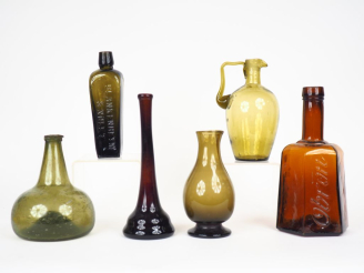 Vente aux enchères 6 différentes bouteilles, carafes ou verseuses en verre souflé. H. de 