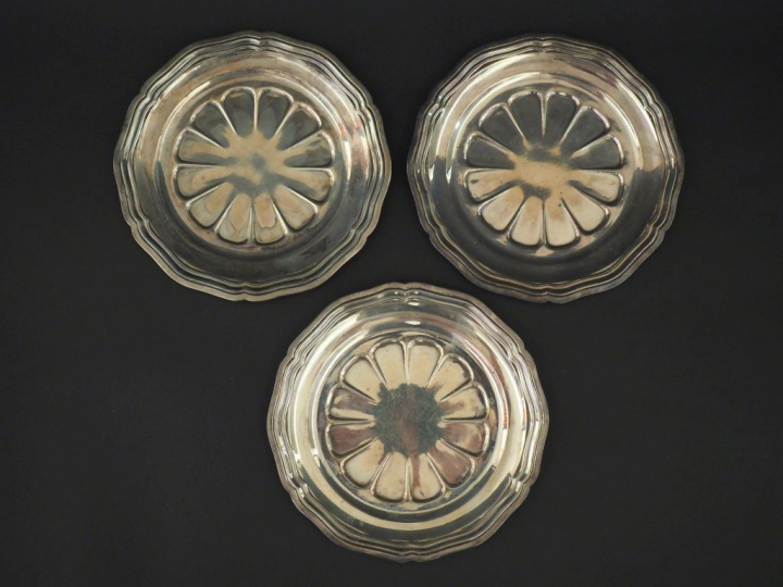 Suite de trois dessous de bouteilles en argent 925, poinçon Minerve, à
