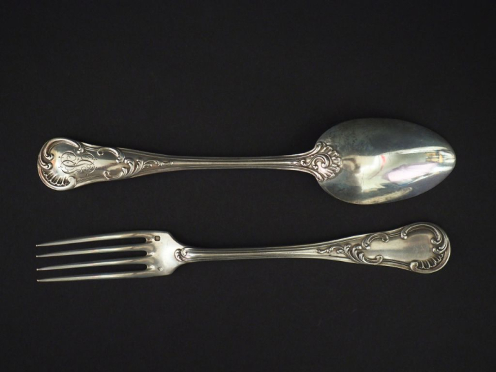 Suite de dix-huit couverts à entremets de style Louis XV en argent 925