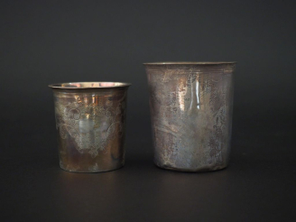 Vente aux enchères Ensemble comprenant :  - une petite timbale à fond plat en argent 925,