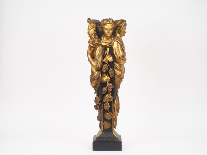 Sculpture en bois noirci et doré à décor de quatre gaines figurant les