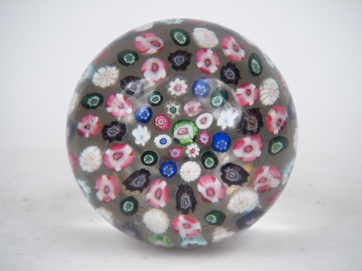Boule d'escalier fin XIXème en cristal, mille fleurs. H. boule : 17 cm