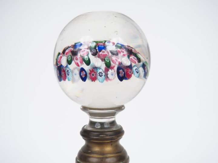 Boule d'escalier fin XIXème en cristal, mille fleurs. H. boule : 17 cm