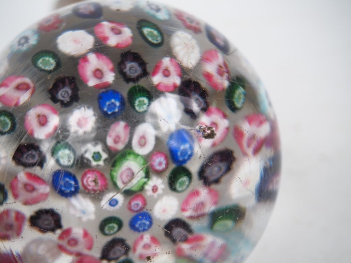 Boule d'escalier fin XIXème en cristal, mille fleurs. H. boule : 17 cm