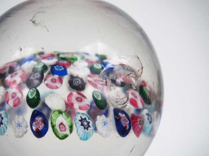 Boule d'escalier fin XIXème en cristal, mille fleurs. H. boule : 17 cm