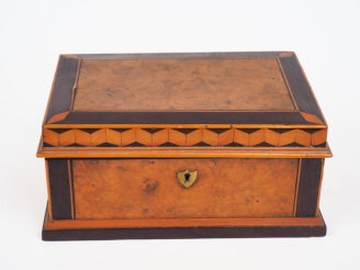 Vente aux enchères Coffret Empire en marqueterie de bois clairs et foncés, à décor de mot
