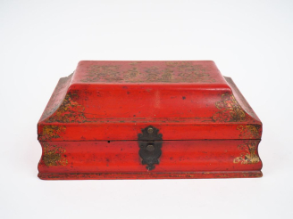 Vente aux enchères Boite à perruque XVIIIème à décor de chinoiseries dorées sur fond roug