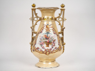 Vente aux enchères Grand vase à anses Napoléon III en porcelaine de Paris, à décor polych
