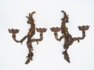 Vente aux enchères Paire d'appliques doubles en bronze de style Louis XV éclairant à deux