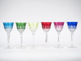 Vente aux enchères SAINT-LOUIS. 6 verres en cristal taillé bicolores. Signés. H. 20 cm (u