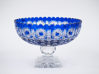 Vente aux enchères Grand compotier en cristal taillé bicolore à décor de fleurs bleues et