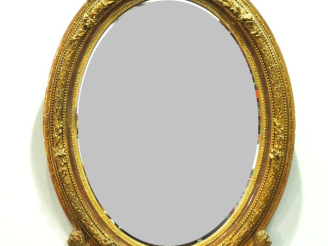 Vente aux enchères Glace médaillon Napoléon III de style Louis XVI en bois et stuc doré, 