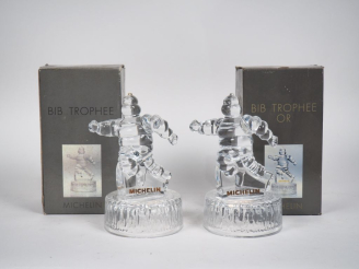 Vente aux enchères MICHELIN. Deux sujets Bibendum "BIB Trophée" et "BIB Trophée Or" en cr