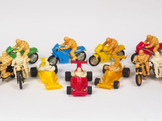 Vente aux enchères MICHELIN.  Sujets Bibendum en plastique sur motos de course, motos, ta