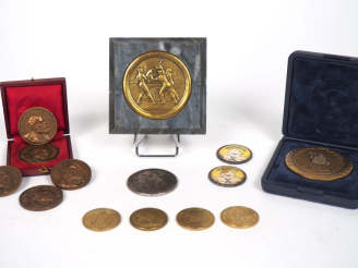 Vente aux enchères MICHELIN.  Lot de médailles comprenant : - Cinq médailles du travail e