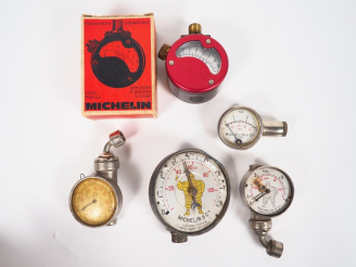 Vente aux enchères MICHELIN.  Lot de sept contrôleurs de pression, dont un dans sa boite.